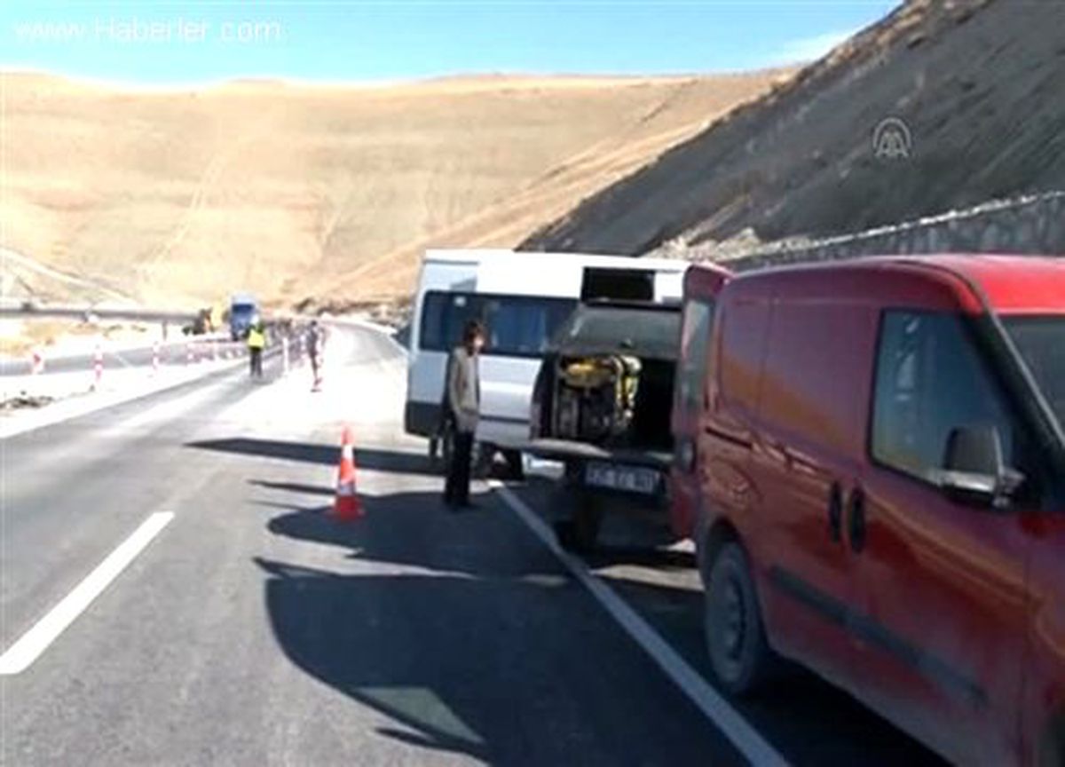 Öğretmen servisi kaza yaptı