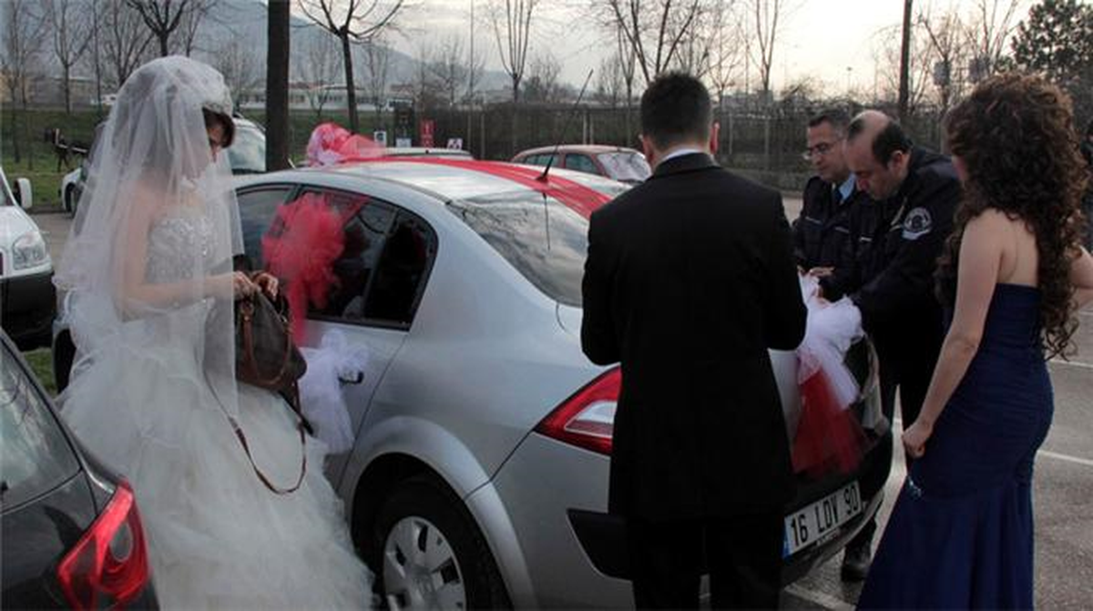 Gelin ve Damat Fotoğraf Çektirirken Hırsızlar Takıları Çaldı