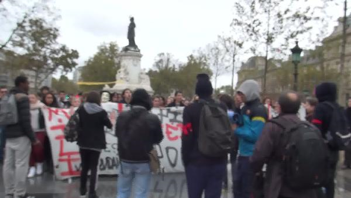 Paris\'te Kosovalı Öğrenciler Eylem Yaptı