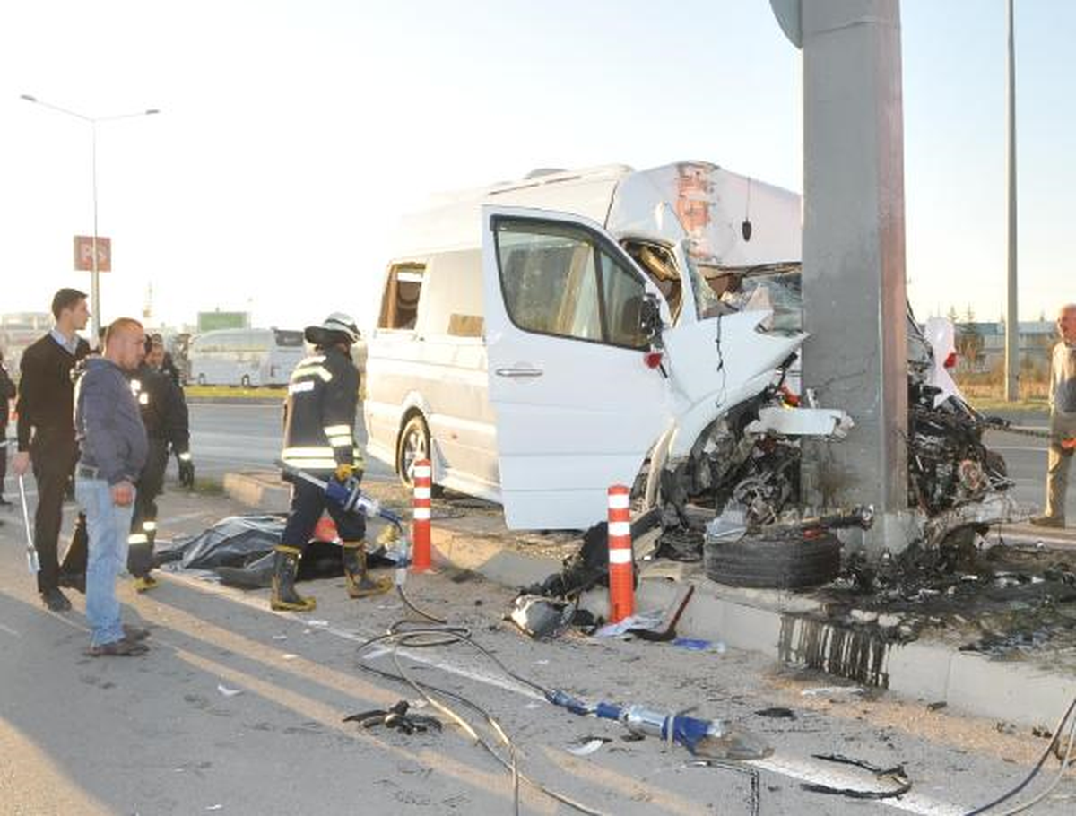 Sirk Çalışanlarını Taşıyan Minibüs Direğe Çarptı: 2 Ölü, 9 Yaralı