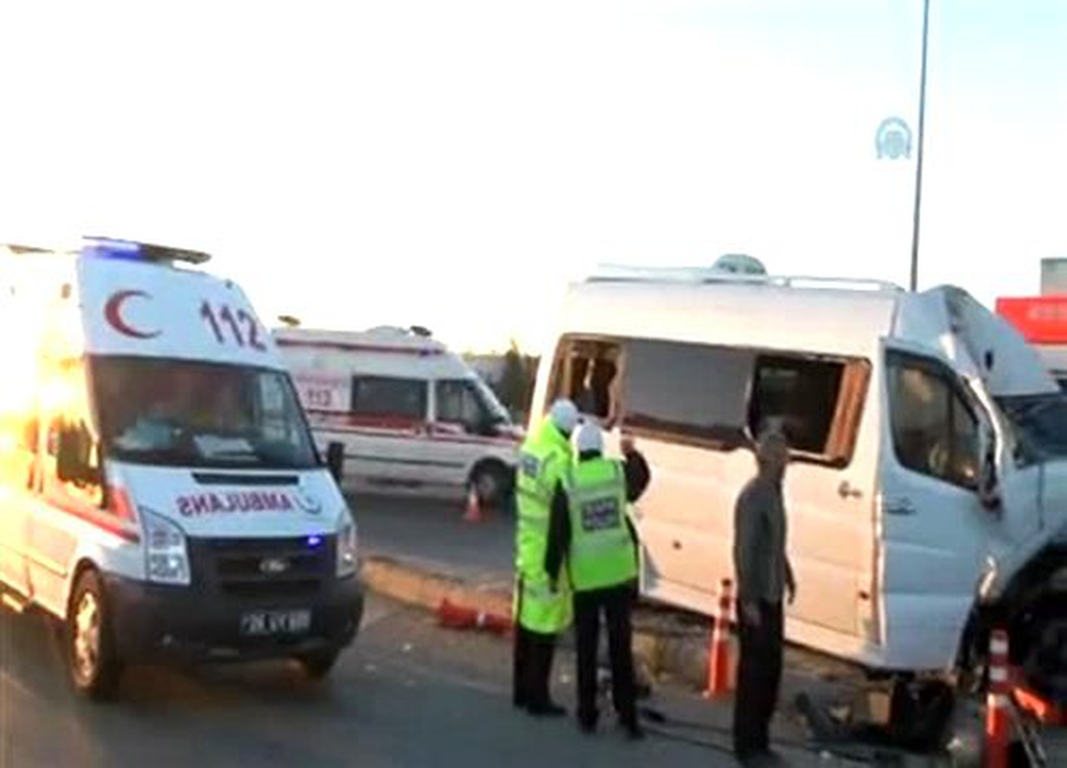 Sirk personelini taşıyan minibüs direğe çarptı: 2 ölü, 9 yaralı