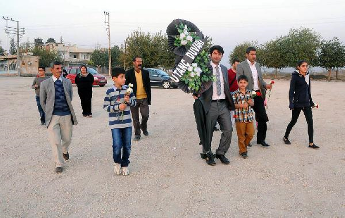 Suriye Sınırındaki Duvara Siyah Çelenk