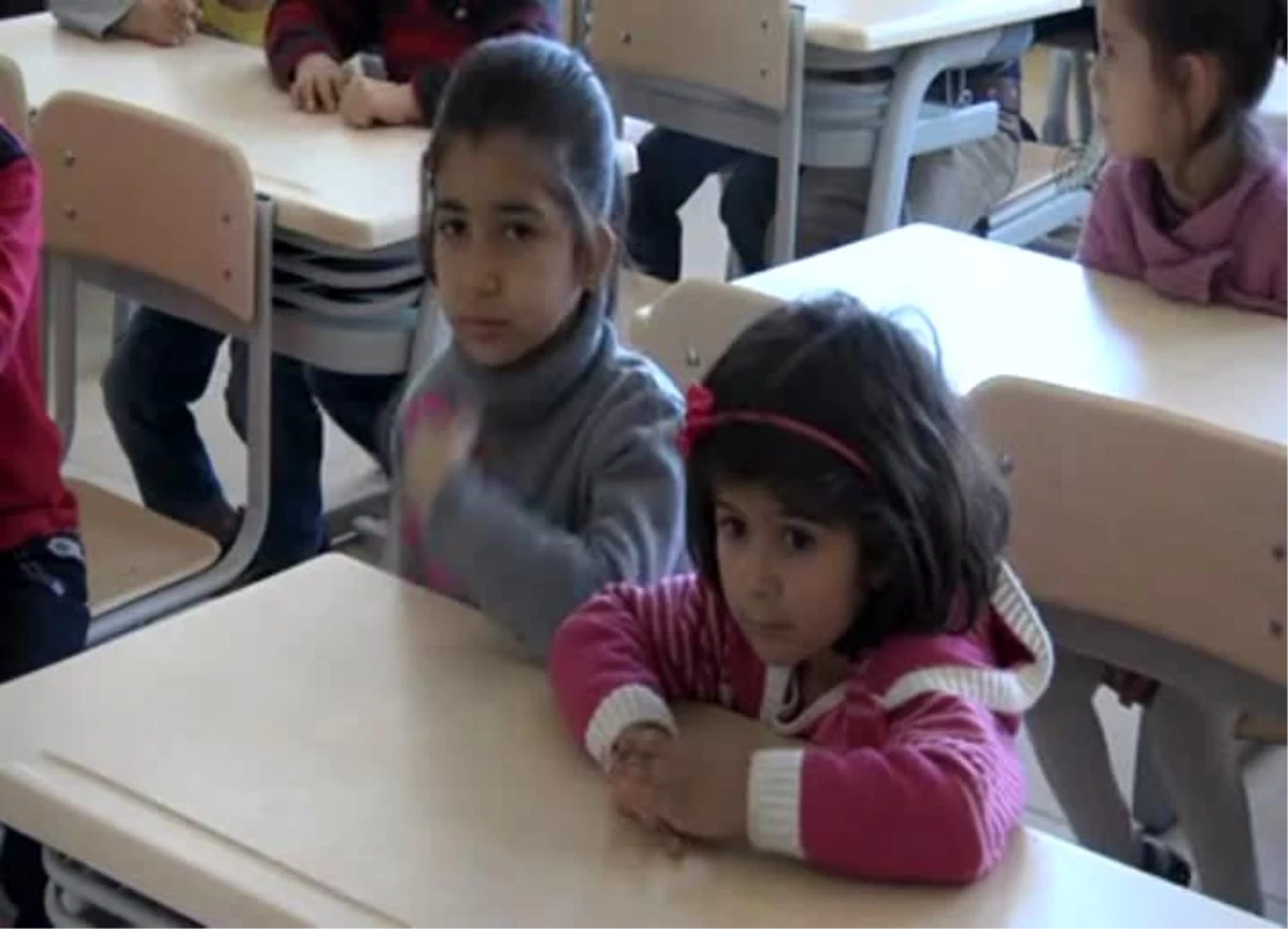 Suriyeli öğrencilere kendi müfredatlarına uygun eğitim