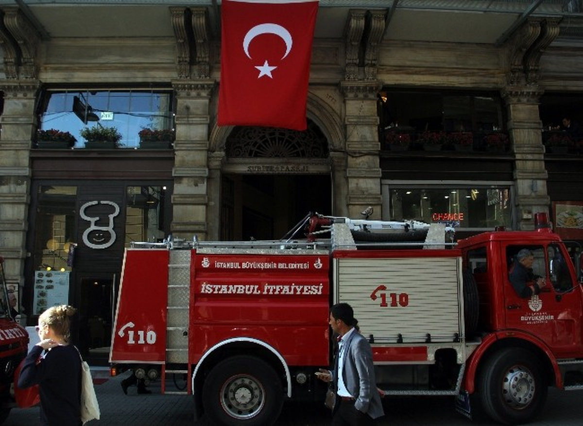 Tarihi Suriye Pasajı\'nda Korkutan Yangın