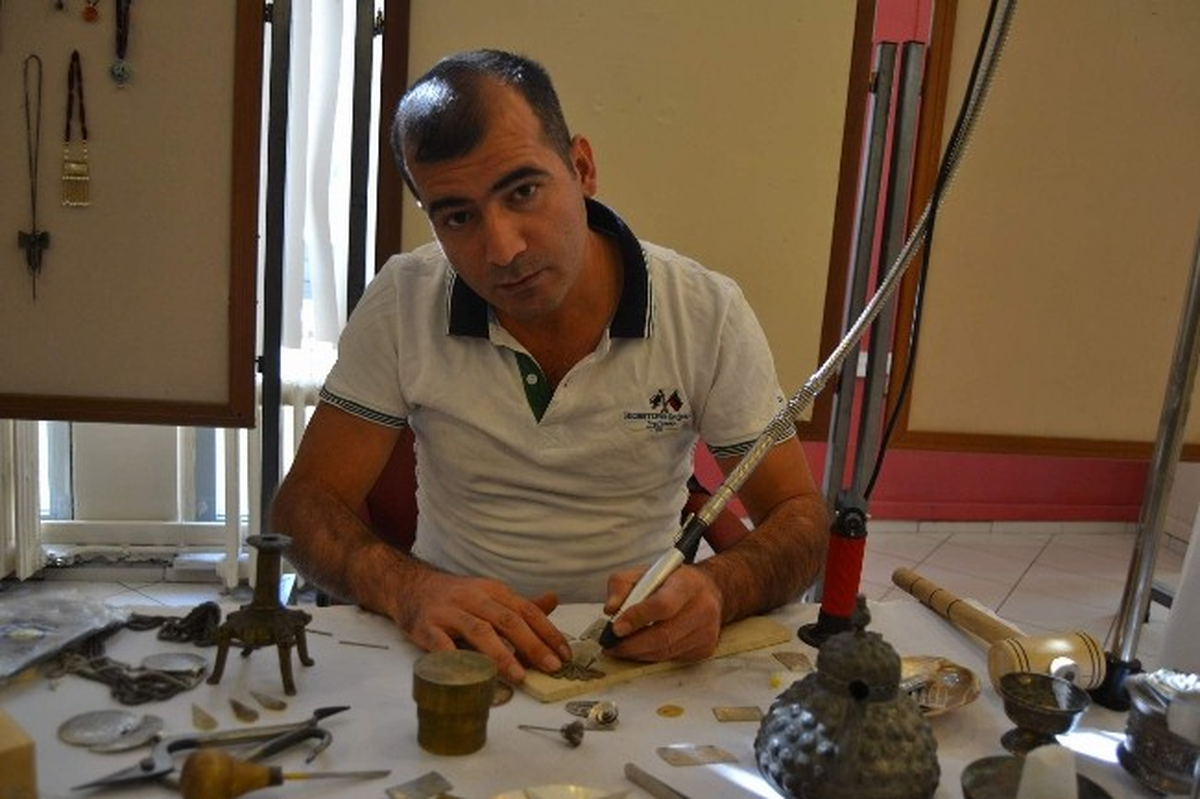 Tükenmeye Yüz Tutmuş Meslekleri Yaşatmaya Çalışıyorlar
