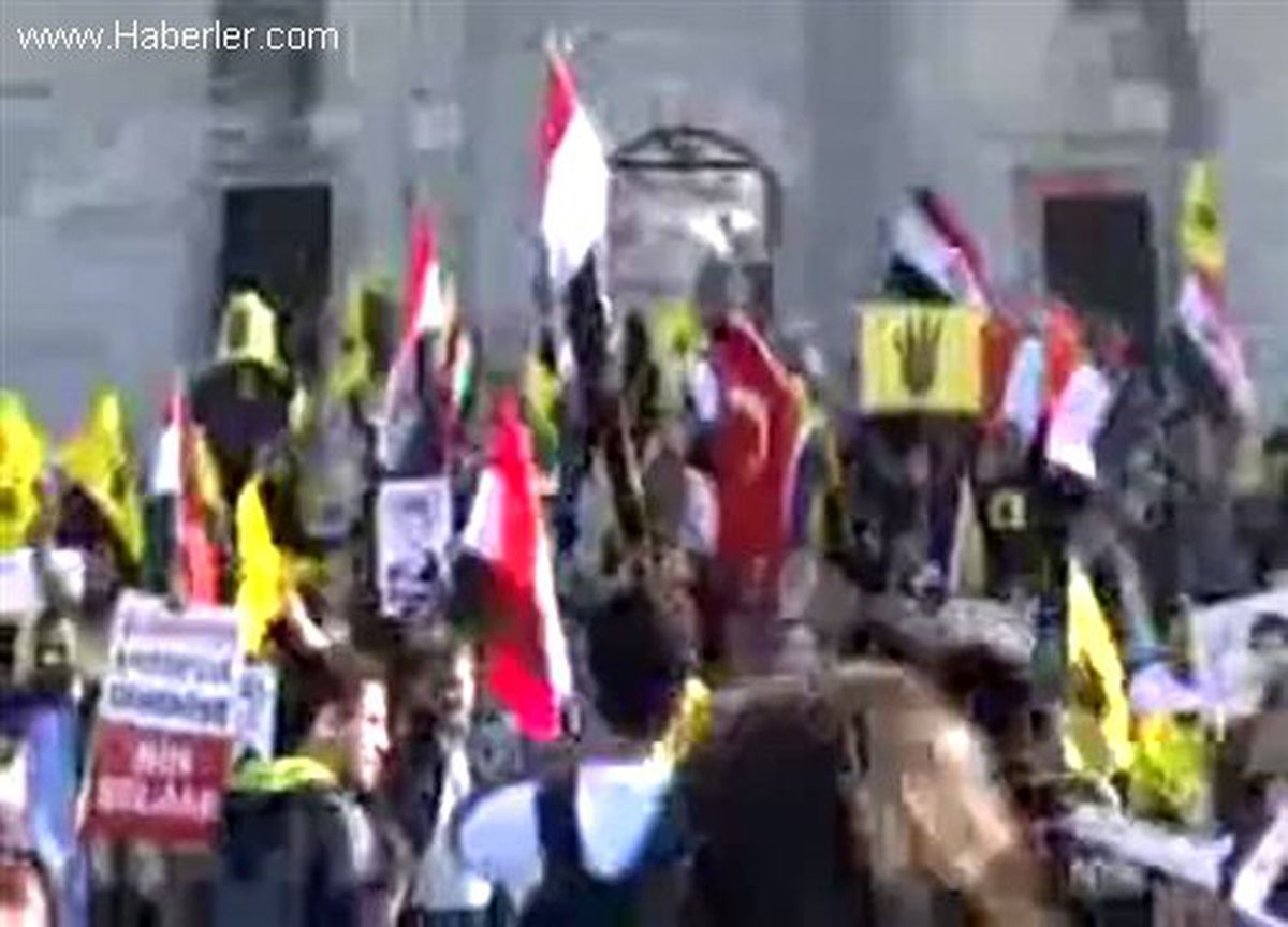 Türkiye\'deki Mısırlılardan Mursi\'ye Destek Eylemi