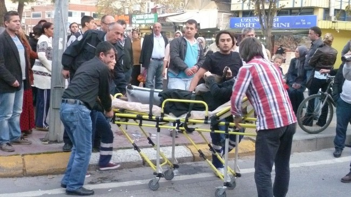 Annesinin Yaralandığını Gören Küçük Kız Şoka Girdi