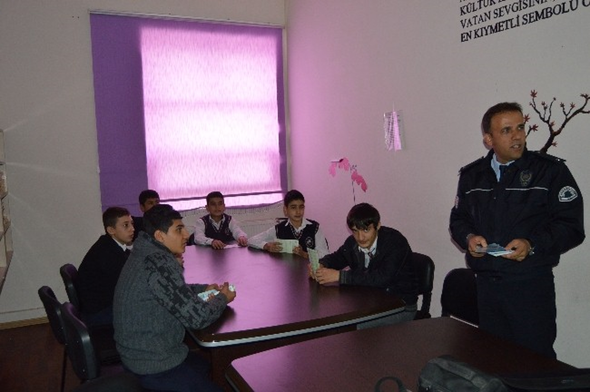 Besni\'de Okul Geçit Görevlilerine Uygulamalı Eğitim Verildi