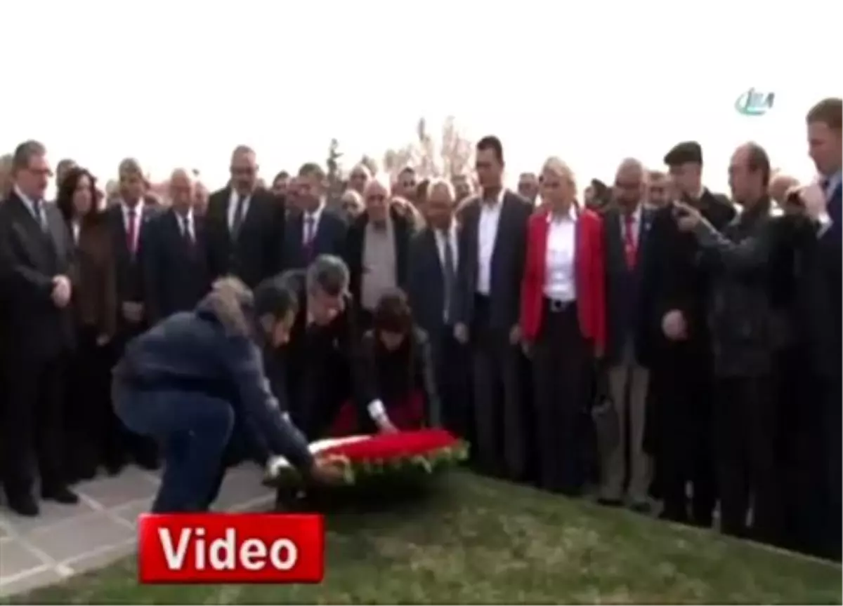 Bülent Ecevit Kabri Başında Anıldı