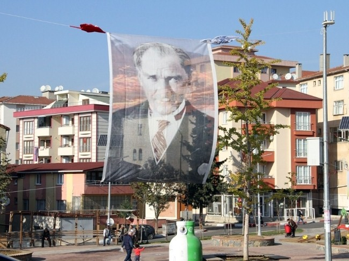 Caddeler Atatürk Posterleriyle Donatıldı