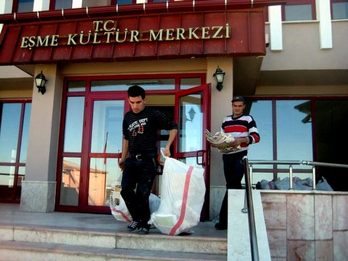 Eşme\'de Atık Kağıt Kampanyası Devam Ediyor