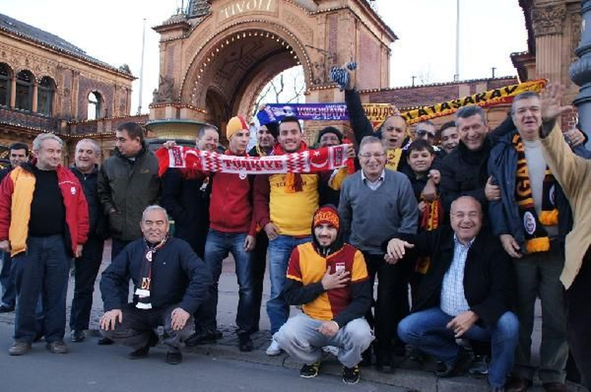 Galatasaray Maçı Öncesi Polisle Taraftar Arasında Örnek Dostluk