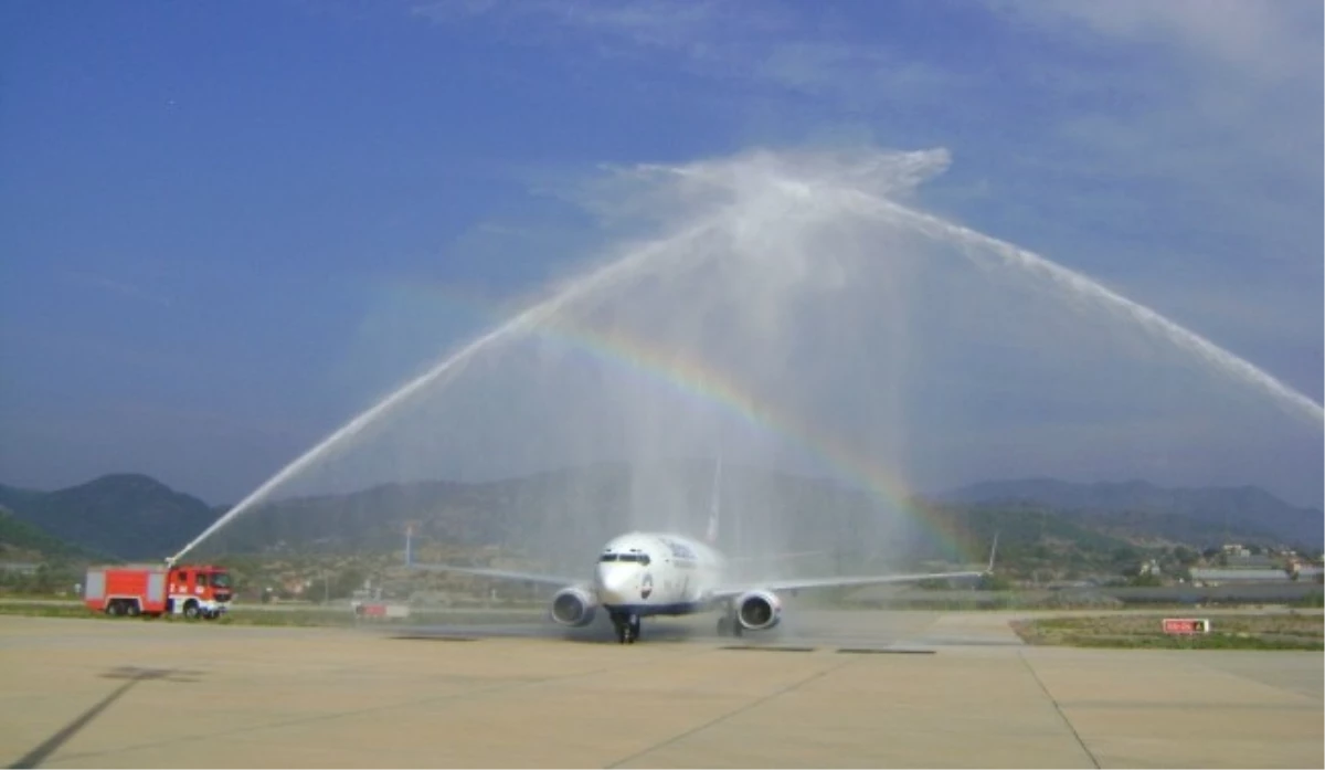 Gazipaşa Sunexpress\'in İlk Uçuşunu Karşıladı