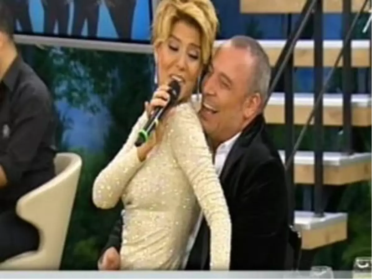 Gülben Ergen, Cenk Eren\'in Kucağına Oturdu