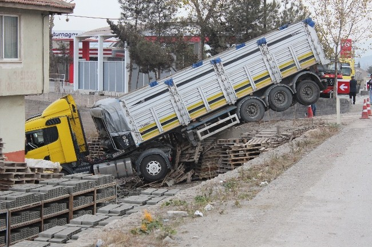 Kamyonla Otomobil Çarpıştı: 1 Yaralı