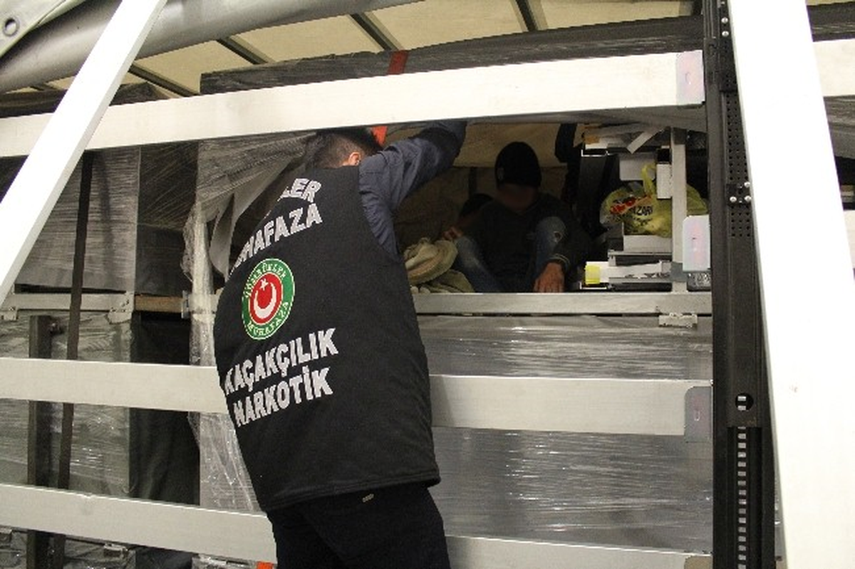 Kolilerin İçinden Kaçak Göçmen Çıktı