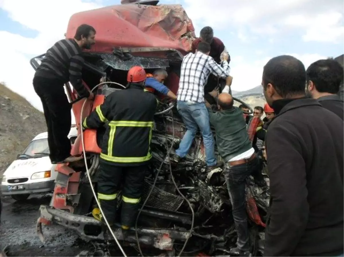 Komatsu ile Kamyon Çarpıştı: 1 Ölü