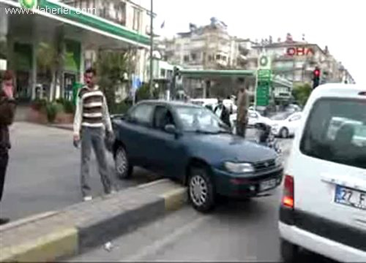 Kontrolden Çıkan Otomobil Refüje Çarptı