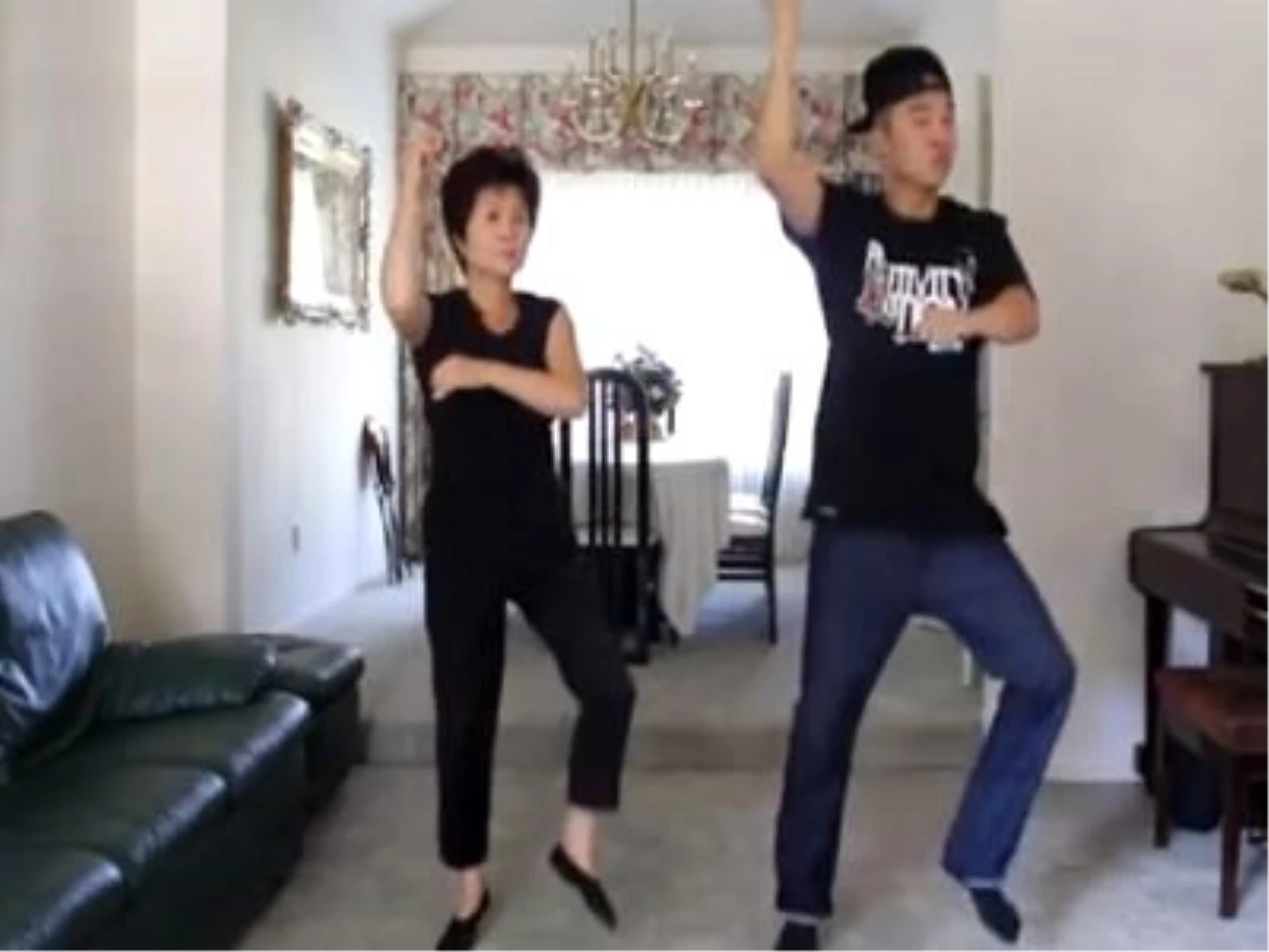 Koreli Anne ve Oğlunun Gangnam Style Dansı Büyüledi