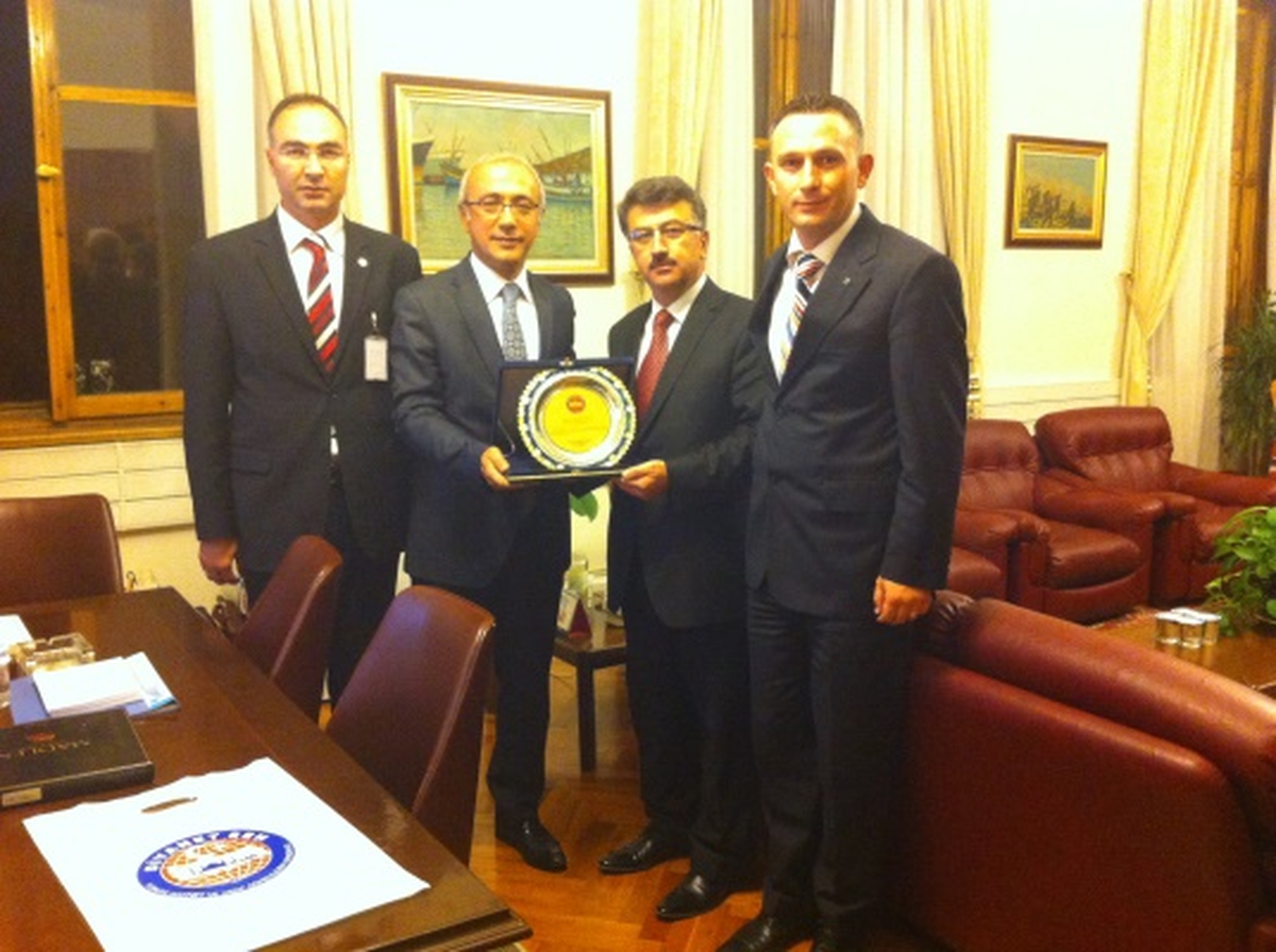 Memursen\'e Bağlı Sendikalar Lütfi Elvan\'a Plaket Verdi