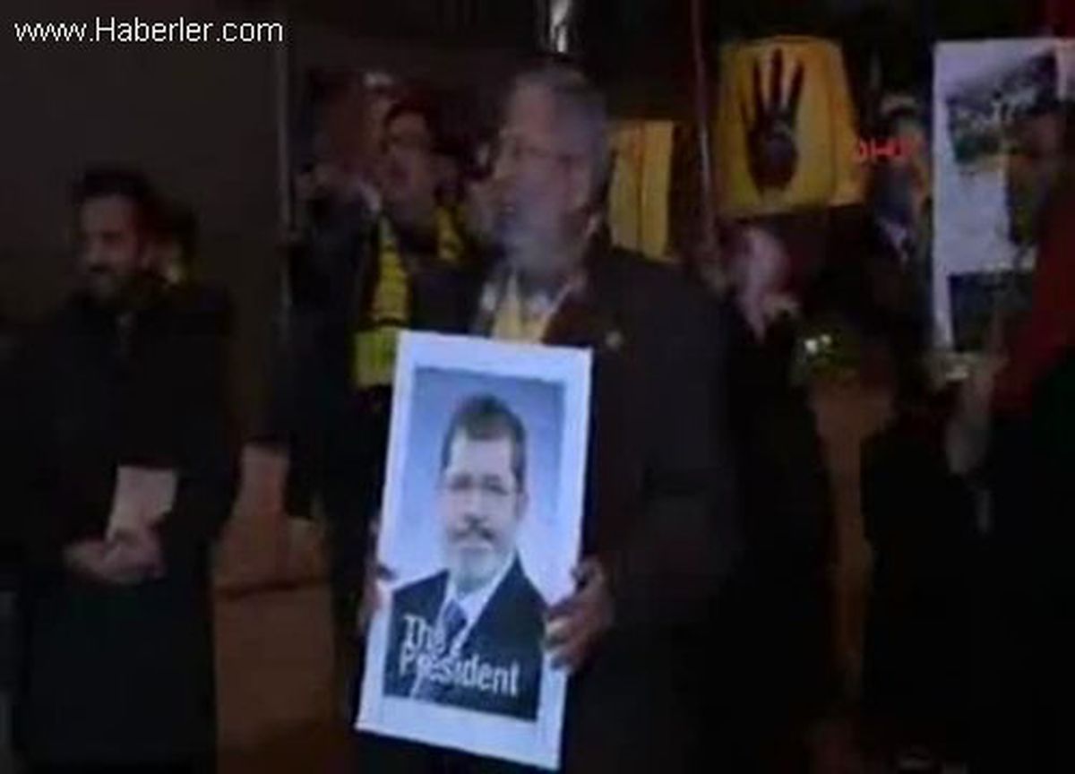 Mısır Konsolosluğu Önünde Mursi\'ye Destek Eylemi