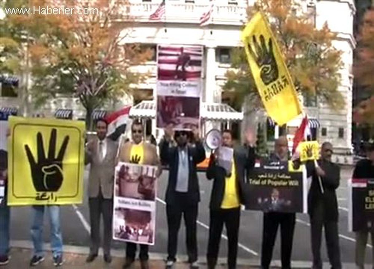 Mursi\'nin yargılanması protesto edildi