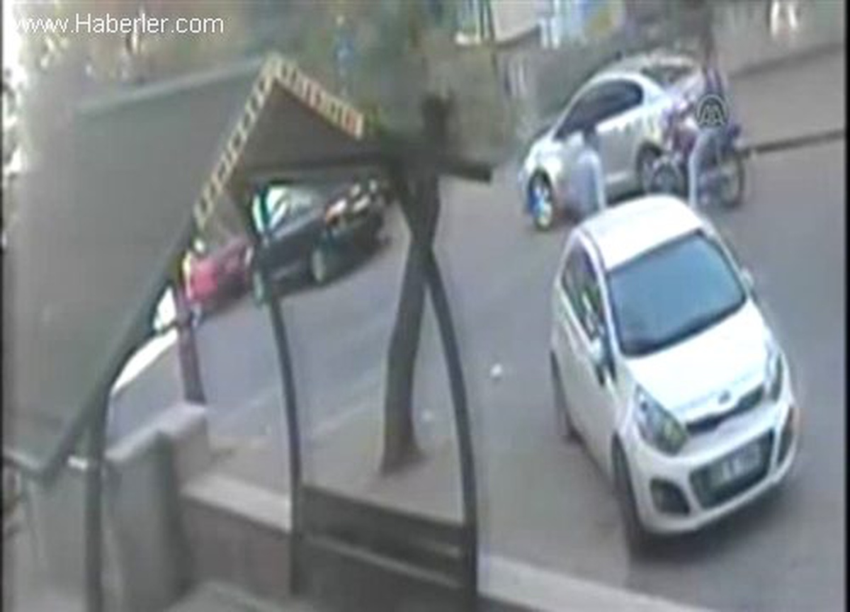 Otomobilden çantanın çalınma anı, güvenlik kamerasına yansıdı