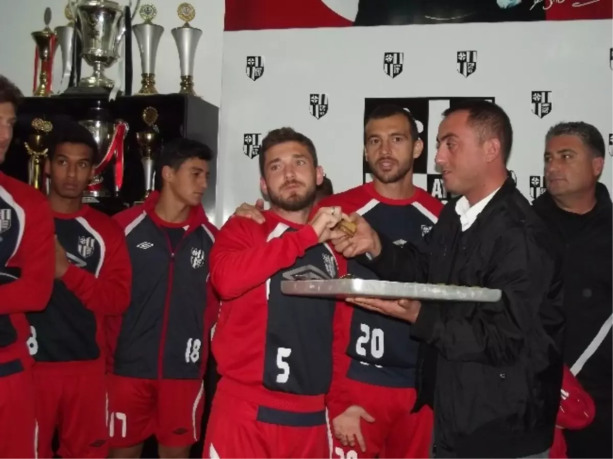 Aydınspor Taraftarlarından Futbolculara Baklava İkramı