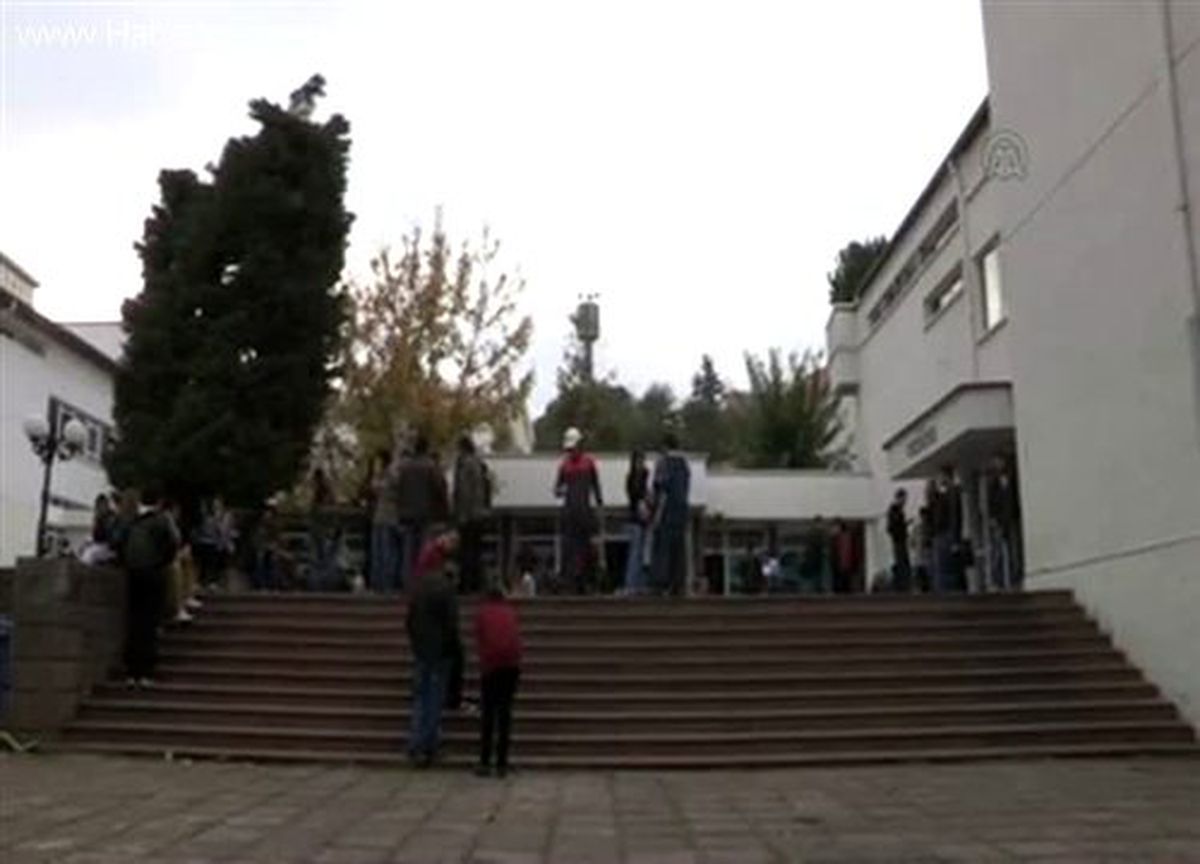 Üniversite öğrencileri merdiven boyadı