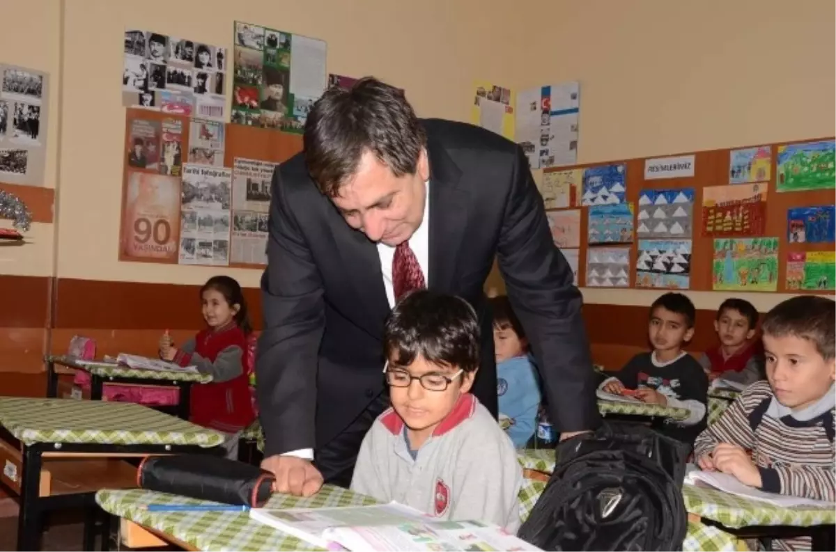 Vali İzzettin Küçük Okul Gezilerine Devam Ediyor