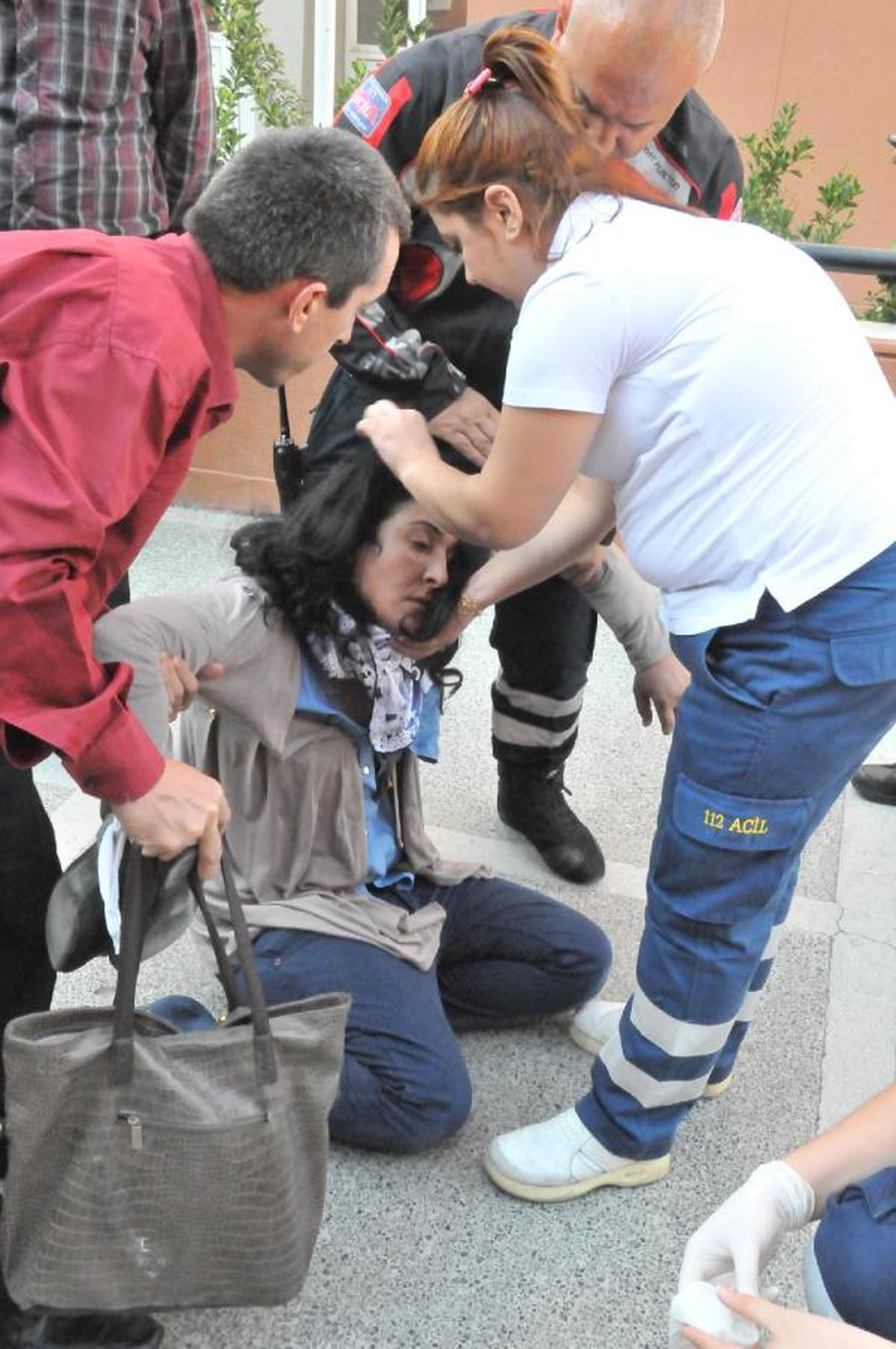 Yardım Alamayınca Sinir Krizi Geçirdi