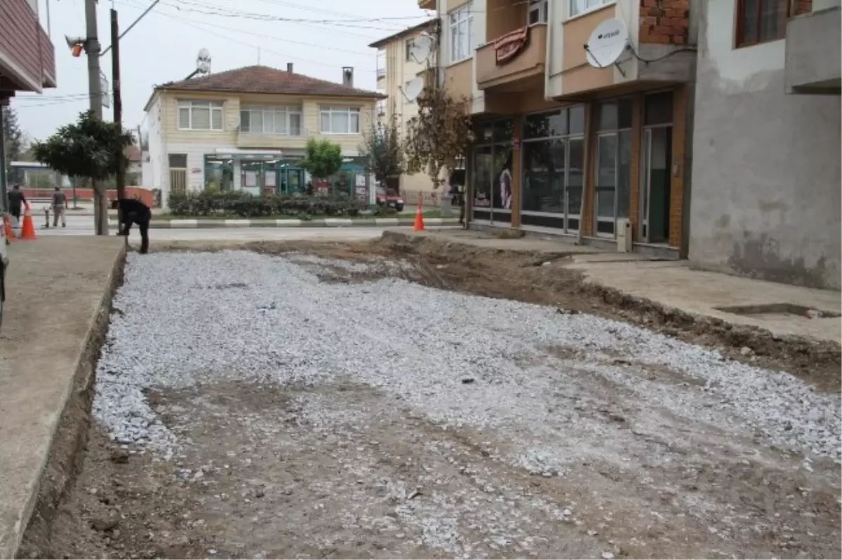 Akyazı Belediyesi Örnek Sokak Çalışmalarına Devam Ediyor