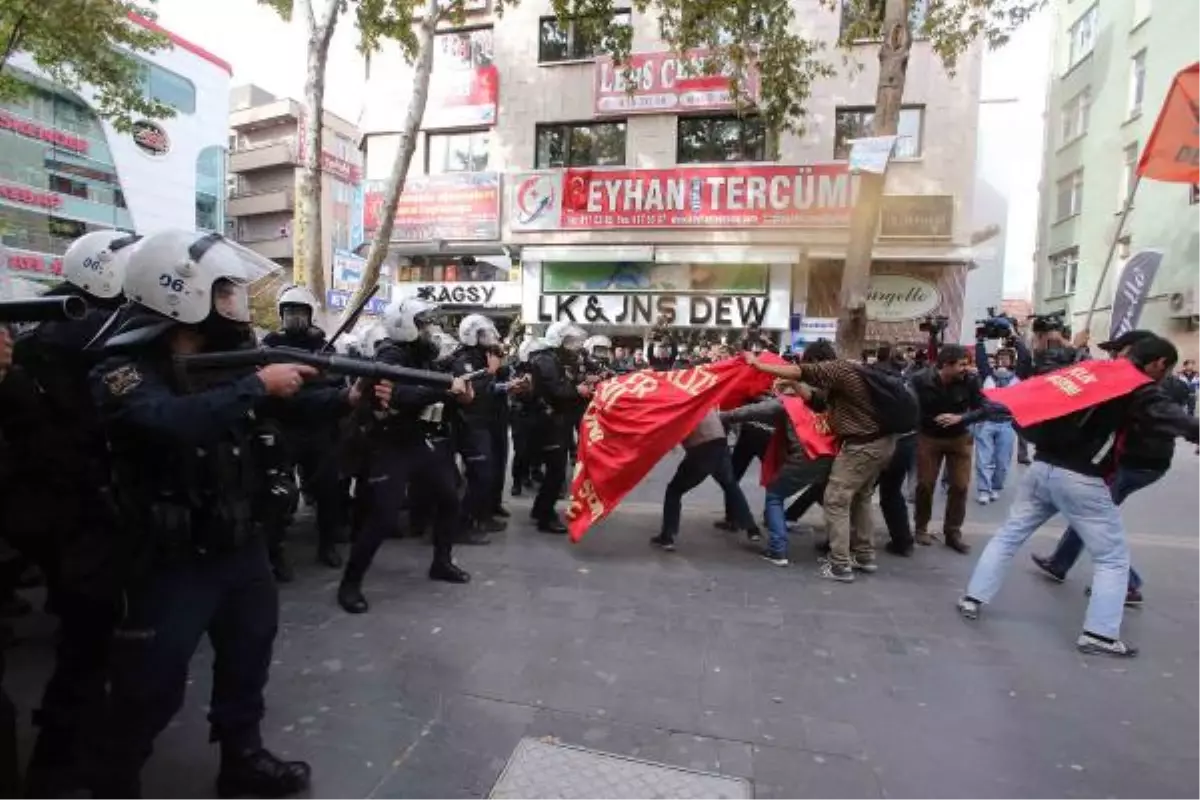 Ankara\'da YÖK\'ü Protesto Eden Gruba Polis Müdahalesi