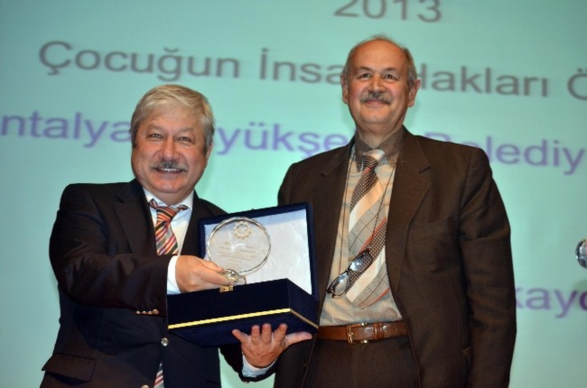 Başkan Akaydın Çocuğun İnsan Hakları Ödülü\'nü Aldı
