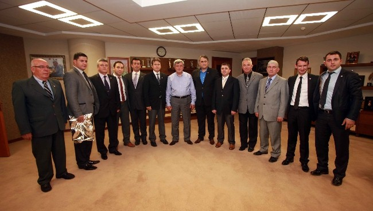 Başkan Karaosmanoğlu\'na Hakem Forması Hediye Ettiler