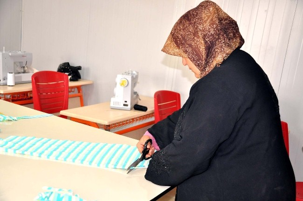 Çadır Kentteki Bayanlara Kiyafet Dikimi Öğretiliyor