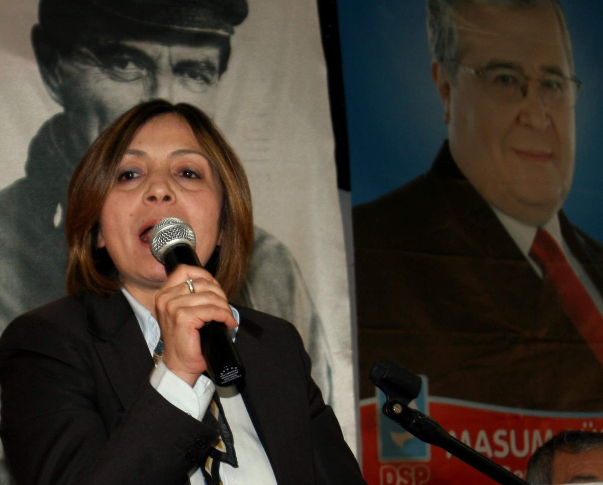 Chp\'li Yılmaz\'ın Genel Kurul\'da "Duran Kadın" Eylemi 1 Saat 10 Dakika Sürdü
