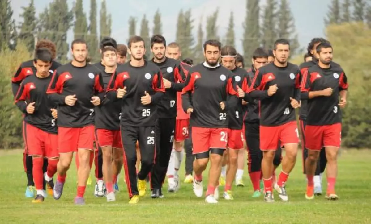 Futbolcular, Peşinatların Ödeneceği Sözünü Alınca Antremana Çıktılar