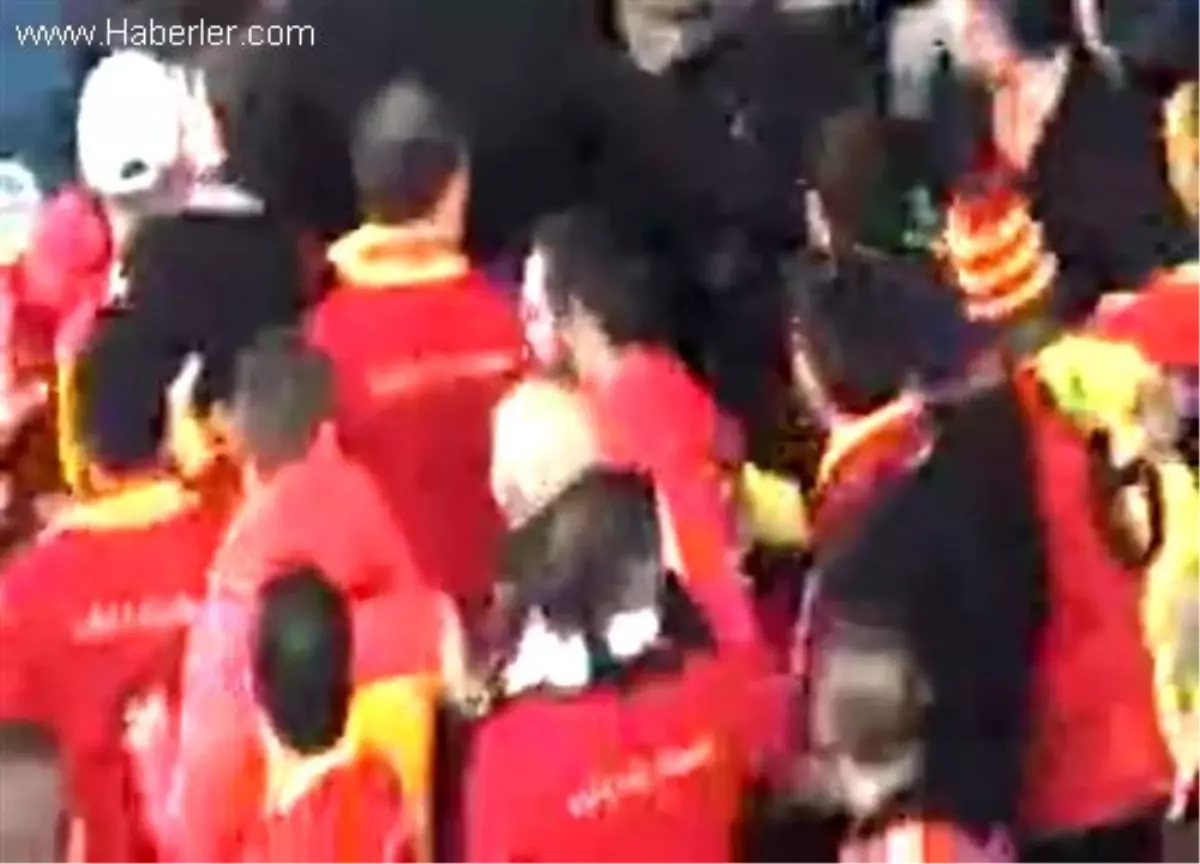 Galatasaraylı Taraftarlar Arasında Kavga