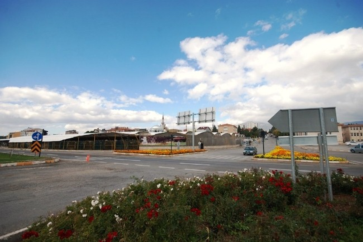 Gediz\'de Yılda 50 Bin Fidan, 100 Bin Çiçek Dikiliyor