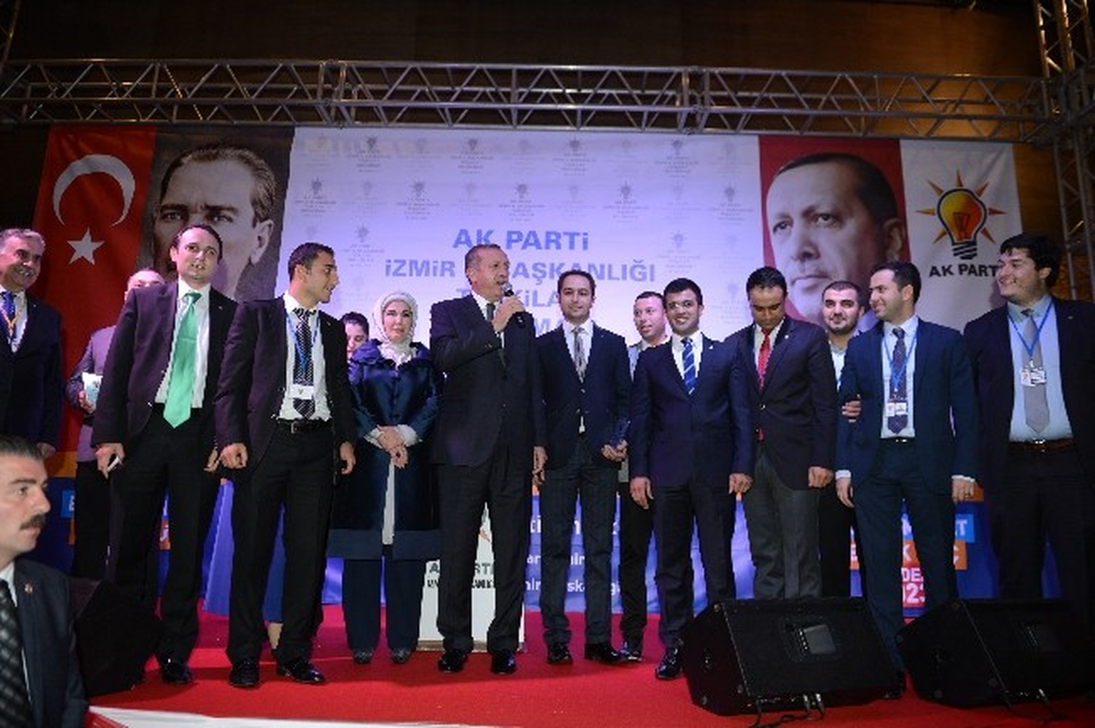 İzmir AK Parti\'nin Üye Şampiyonu İlçelerine Başbakan\'dan Ödül