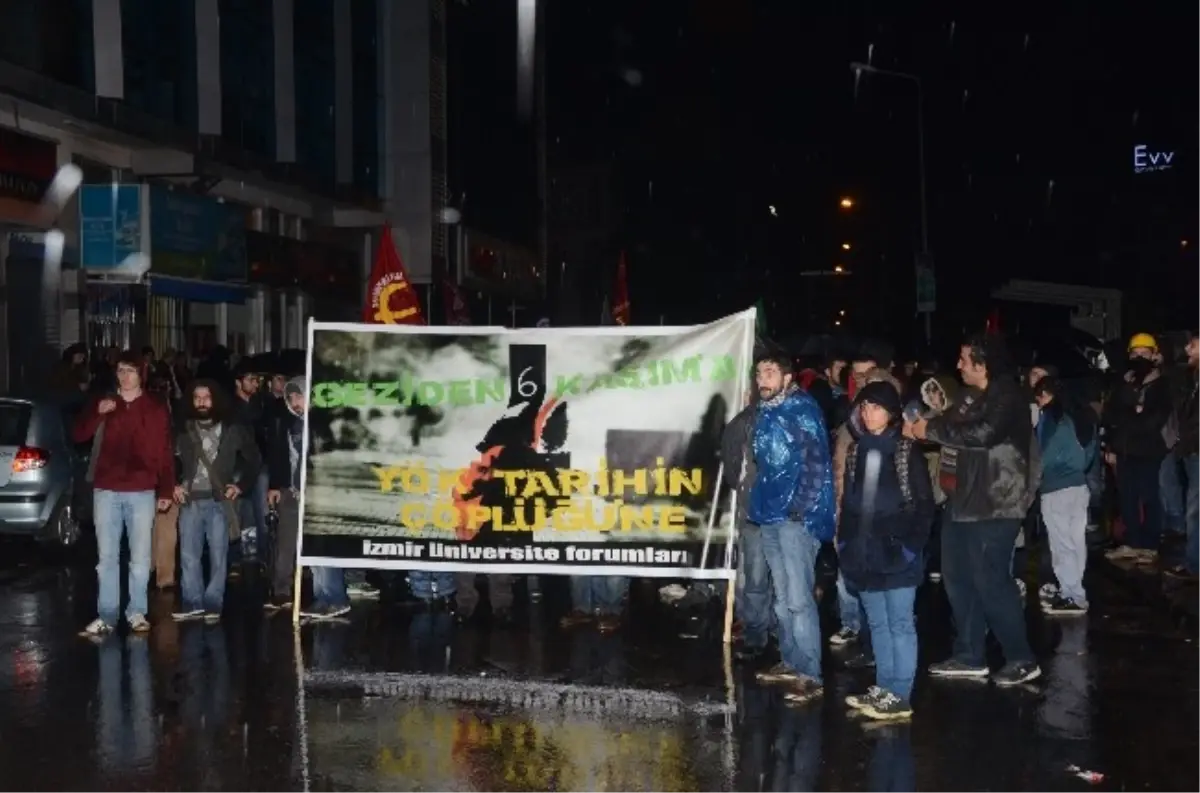 İzmir\'de Üniversite Öğrencileri YÖK\'ü Protesto Etti