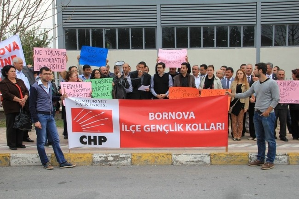 İzmir\'de CHP Gençlik Kolları, YÖK\'ü Protesto Etti
