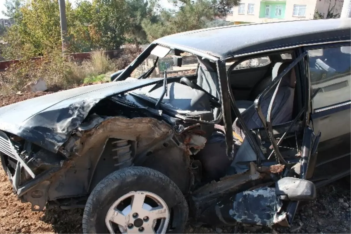 Mıcırda Kayan Otomobil Kamyonun Altına Girdi