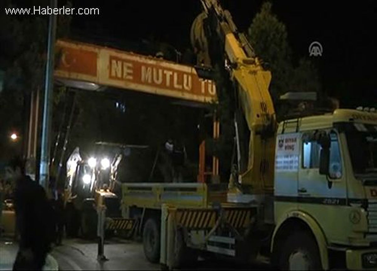 \'\'Ne Mutlu Türküm Diyene\'\' tabelası kaldırıldı