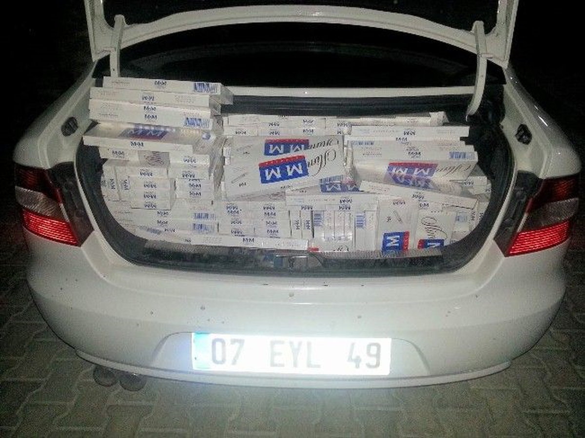 Otomobilden 12 Bin Paket Kaçak Sigara Çıktı