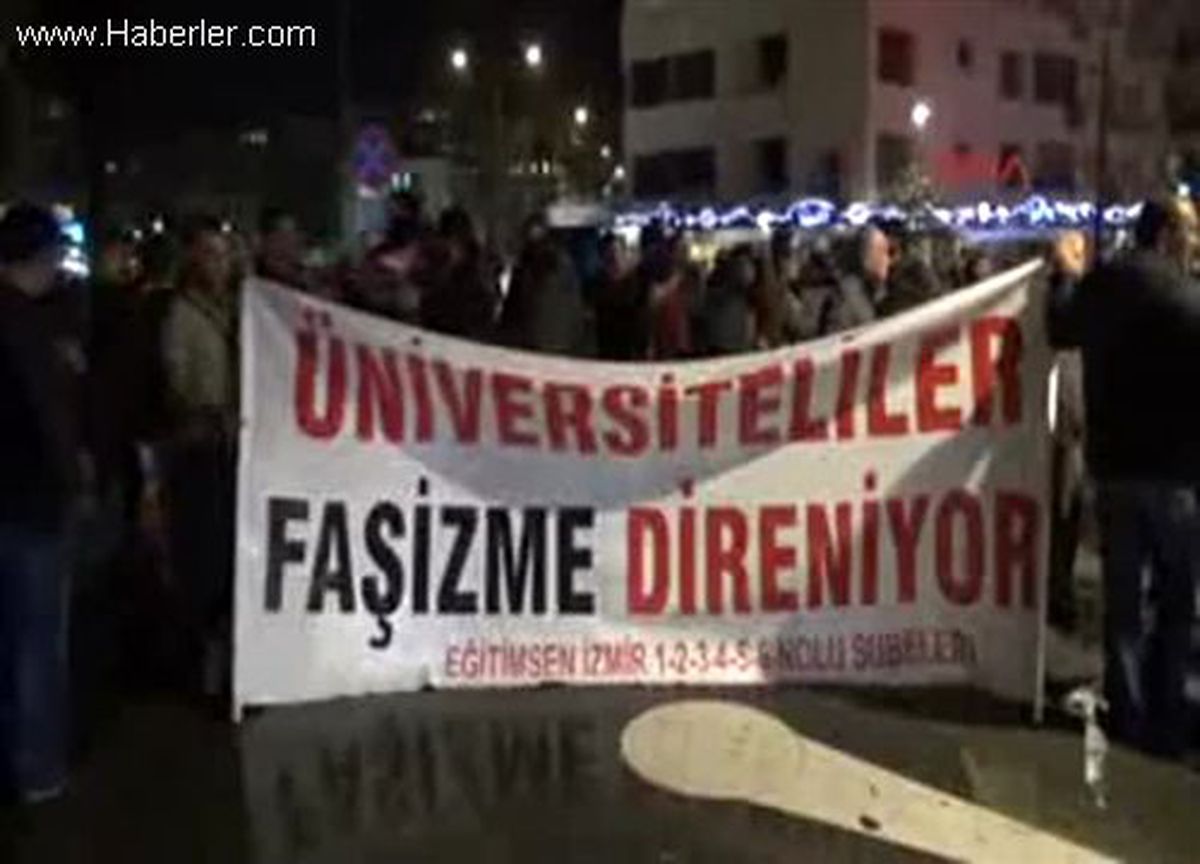 İzmir Eğitim-Sen YÖK\'ü Protesto Etti