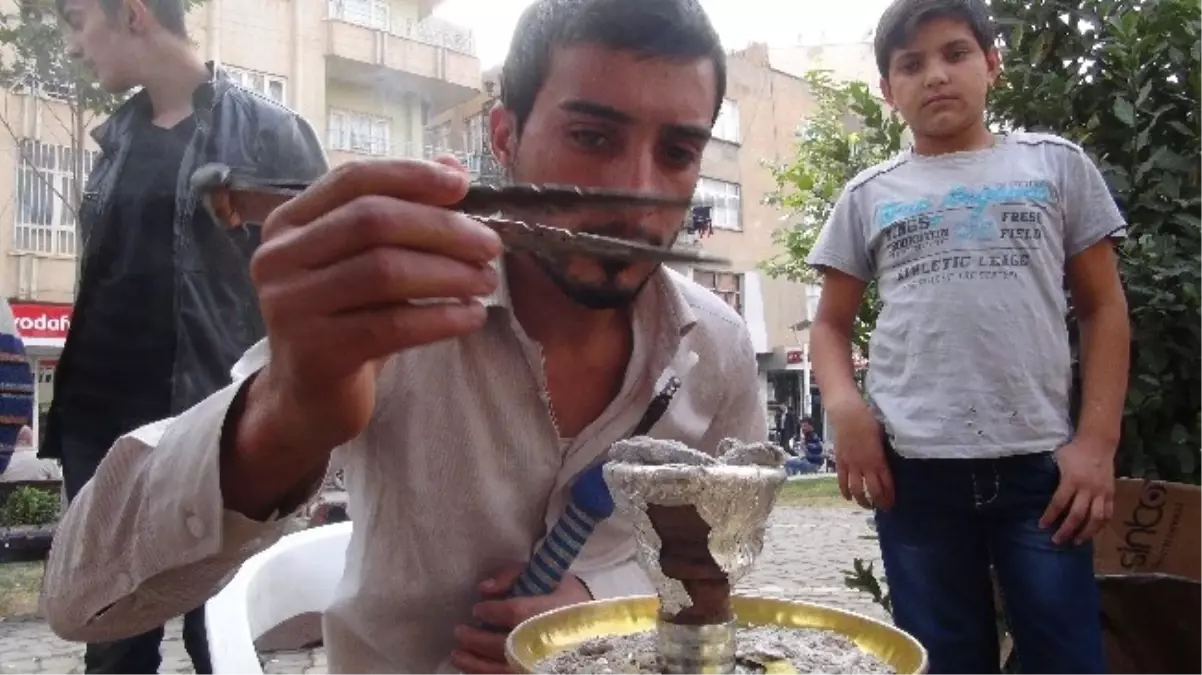 Suriyeli Göçmen Nargile ile 16 Kişiye Bakıyor