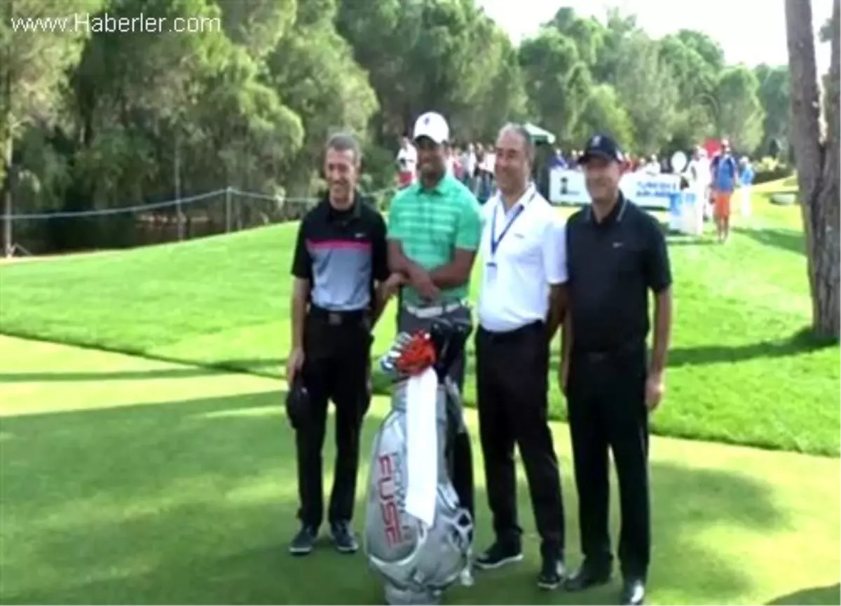 Tiger Woods\'dan gösteri maçı