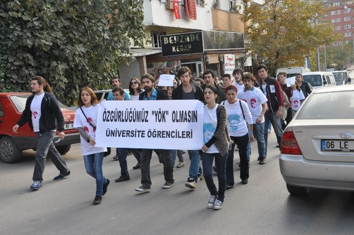 Üniversite Öğrencileri YÖK\'ü Protesto Etti